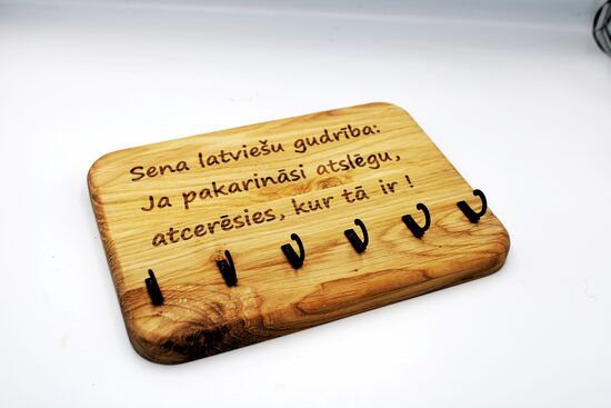 Atslēgu pakaramais “Sena latviešu gudrība”