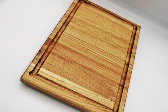 Ozolkoka virtuves dēlītis uz kājiņām. 