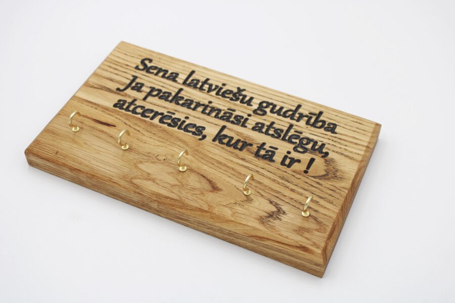 Atslēgu pakaramais “Sena latviešu gudrība”